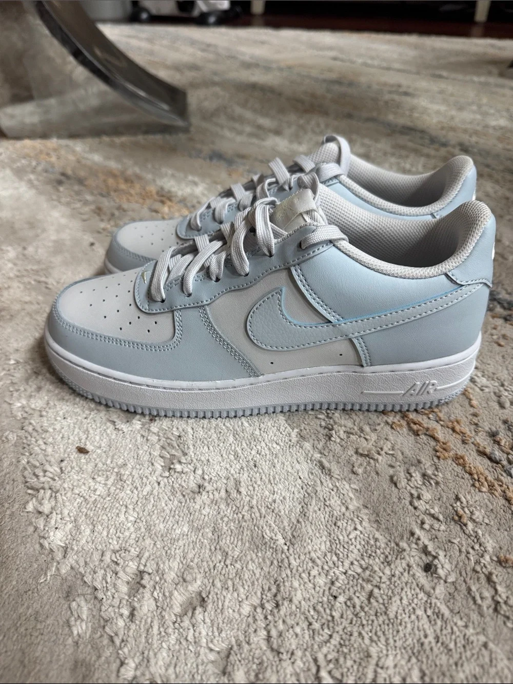 Nike unisex 6.5Y Light Blue & White Low-Top Sneakers